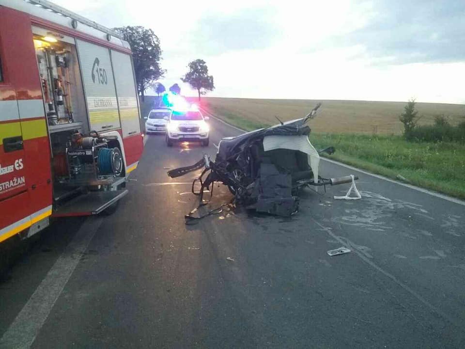 01 - Po silnom náraze do stromu sa vozidlo rozpolilo, neprežili 2 osoby 